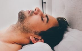 uomo che dorme, disturbi del sonno