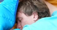 uomo che dorme a letto