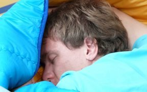 uomo che dorme a letto