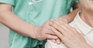 signora anziana in carrozzina in ospedale